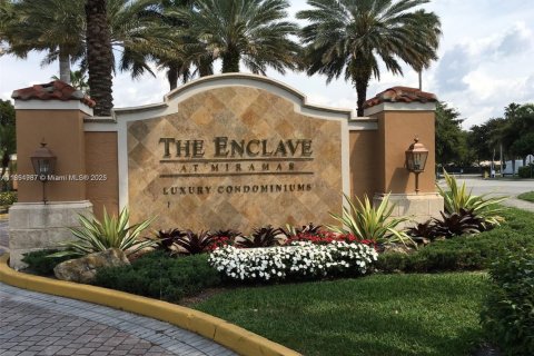 Condo in Miramar, Florida, 2 bedrooms  № 1874197 - photo 1