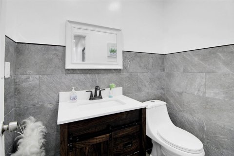 Commercial property in Miami, Florida 203.46 sq.m. № 1973402 - photo 9