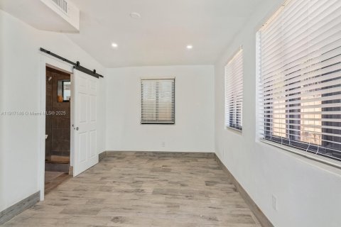 Commercial property in Miami, Florida 203.46 sq.m. № 1973402 - photo 20