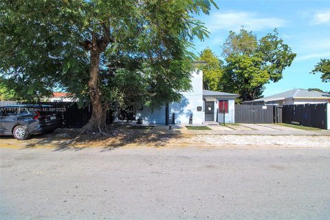 Commercial property in Miami, Florida 203.46 sq.m. № 1973402 - photo 1