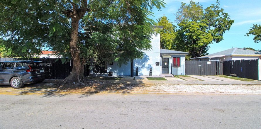 Commercial property in Miami, Florida 203.46 sq.m. № 1973402