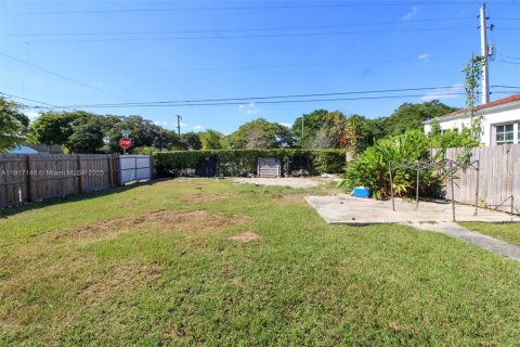 Commercial property in Miami, Florida 203.46 sq.m. № 1973402 - photo 21