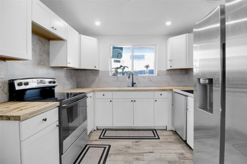 Commercial property in Miami, Florida 203.46 sq.m. № 1973402 - photo 6