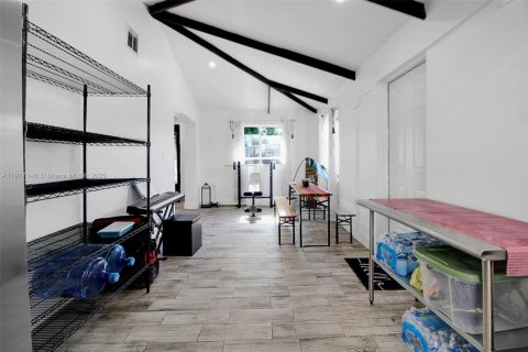 Commercial property in Miami, Florida 203.46 sq.m. № 1973402 - photo 7