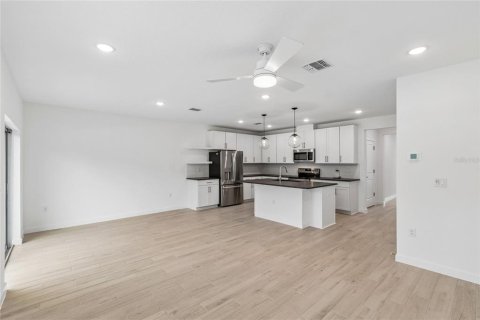 Townhouse in Davenport, Florida 3 bedrooms, 159.05 sq.m. № 2096385 - photo 8
