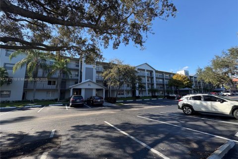 Condo in Pembroke Pines, Florida, 1 bedroom  № 1972930 - photo 3