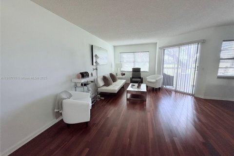 Condo in Pembroke Pines, Florida, 1 bedroom  № 1972930 - photo 10