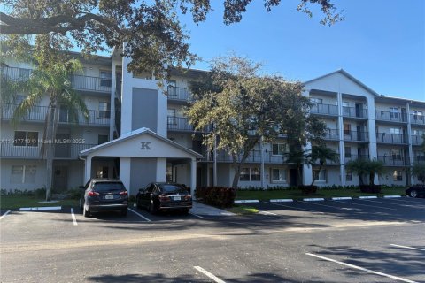 Condo in Pembroke Pines, Florida, 1 bedroom  № 1972930 - photo 1