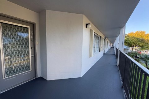 Condo in Pembroke Pines, Florida, 1 bedroom  № 1972930 - photo 8