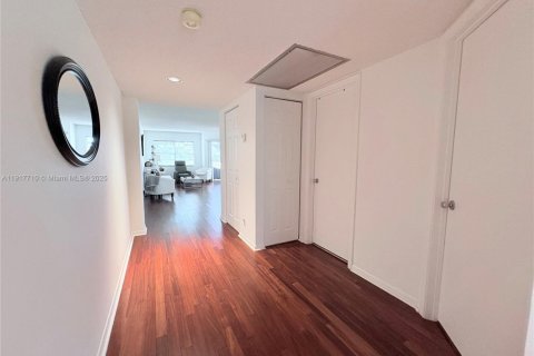 Condo in Pembroke Pines, Florida, 1 bedroom  № 1972930 - photo 9