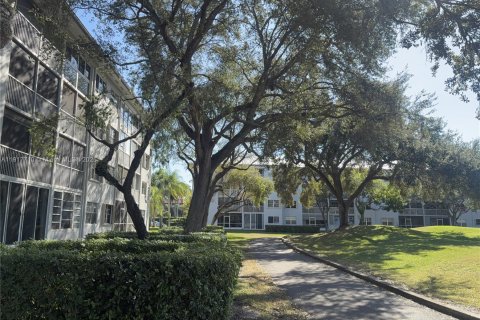 Condo in Pembroke Pines, Florida, 1 bedroom  № 1972930 - photo 5