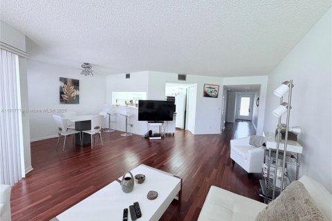 Condo in Pembroke Pines, Florida, 1 bedroom  № 1972930 - photo 11