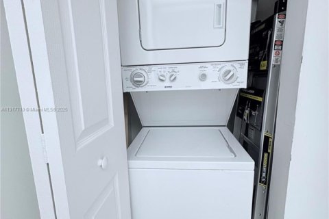 Condo in Pembroke Pines, Florida, 1 bedroom  № 1972930 - photo 19