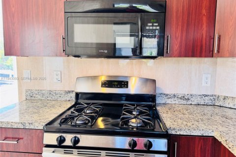 Appartement à louer à Bay Harbor Islands, Floride: 2 chambres, 635.17 m2 № 1999353 - photo 7