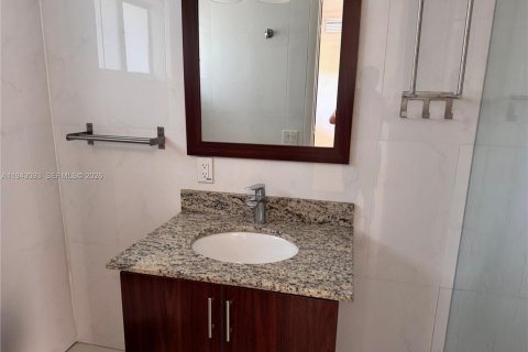 Appartement à louer à Bay Harbor Islands, Floride: 2 chambres, 635.17 m2 № 1999353 - photo 4