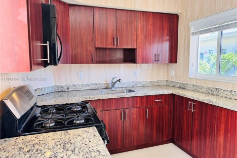 Appartement à louer à Bay Harbor Islands, Floride: 2 chambres, 635.17 m2 № 1999353 - photo 6