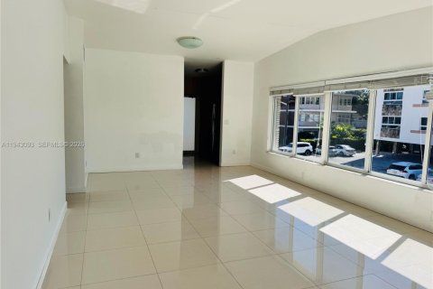 Appartement à louer à Bay Harbor Islands, Floride: 2 chambres, 635.17 m2 № 1999353 - photo 2