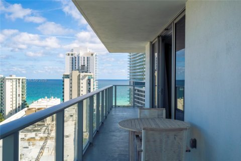 Condominio en venta en Hollywood, Florida, 2 dormitorios, 99.87 m2 № 2019975 - foto 2