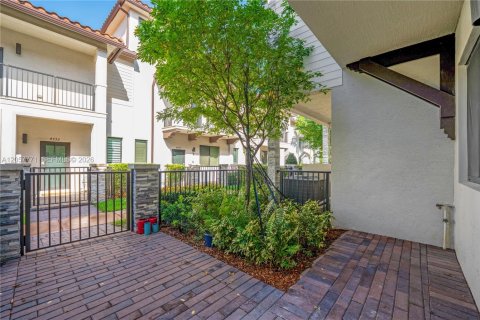 Townhouse in URBANA in Doral, Florida 3 bedrooms, 132.29 sq.m. № 2186390 - photo 2