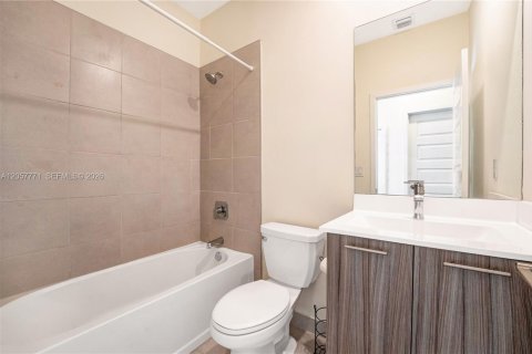 Townhouse in URBANA in Doral, Florida 3 bedrooms, 132.29 sq.m. № 2186390 - photo 17