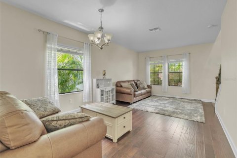 House in Land O' Lakes, Florida 6 bedrooms, 290.51 sq.m. № 1885553 - photo 9