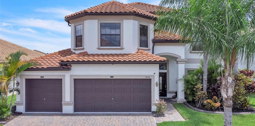 House in Land O' Lakes, Florida 6 bedrooms, 290.51 sq.m. № 1885553