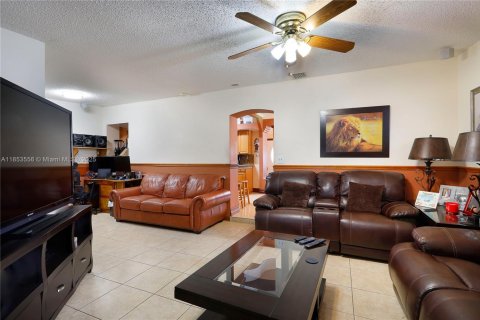 Casa en venta en Miami, Florida, 4 dormitorios, 194.54 m2 № 1871771 - foto 13