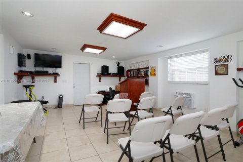 Casa en venta en Miami, Florida, 4 dormitorios, 194.54 m2 № 1871771 - foto 21