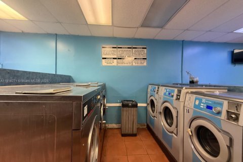 Propiedad comercial en venta en Miami, Florida № 1974002 - foto 11