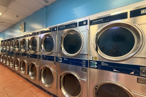 Propiedad comercial en venta en Miami, Florida № 1974002 - foto 10