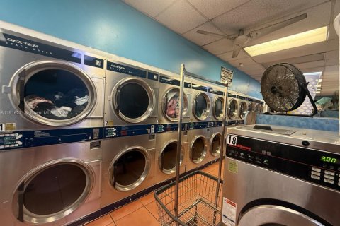 Propiedad comercial en venta en Miami, Florida № 1974002 - foto 13