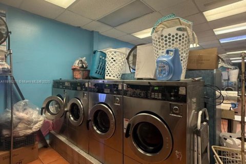 Propiedad comercial en venta en Miami, Florida № 1974002 - foto 7