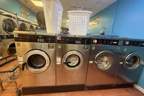 Propiedad comercial en venta en Miami, Florida № 1974002 - foto 14