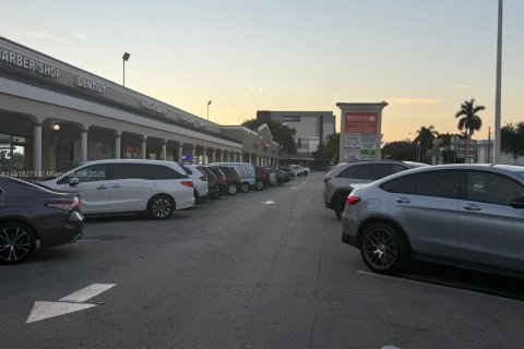 Propiedad comercial en venta en Miami, Florida № 1974002 - foto 2