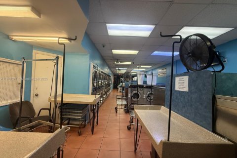 Propiedad comercial en venta en Miami, Florida № 1974002 - foto 18
