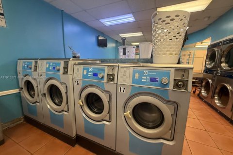 Propiedad comercial en venta en Miami, Florida № 1974002 - foto 12