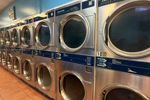 Propiedad comercial en venta en Miami, Florida № 1974002 - foto 9