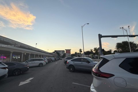 Propiedad comercial en venta en Miami, Florida № 1974002 - foto 24