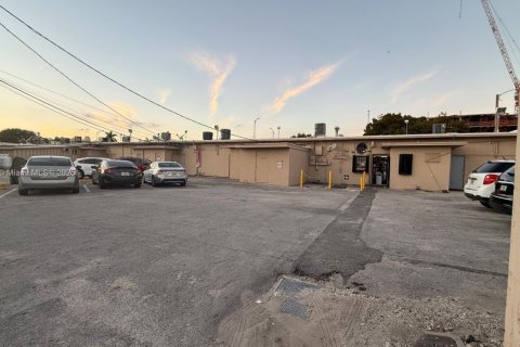 Propiedad comercial en venta en Miami, Florida № 1974002 - foto 19