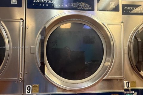 Propiedad comercial en venta en Miami, Florida № 1974002 - foto 6