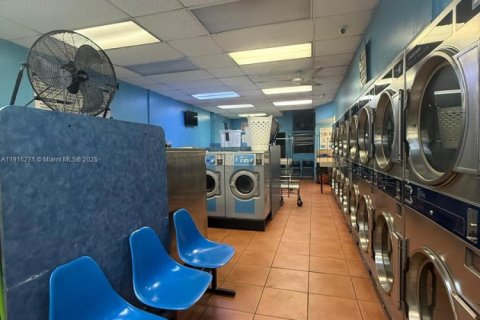 Propiedad comercial en venta en Miami, Florida № 1974002 - foto 8