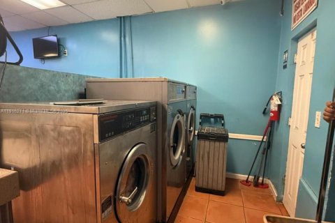 Propiedad comercial en venta en Miami, Florida № 1974002 - foto 17