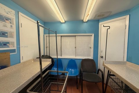 Propiedad comercial en venta en Miami, Florida № 1974002 - foto 15