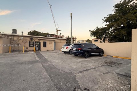 Propiedad comercial en venta en Miami, Florida № 1974002 - foto 20