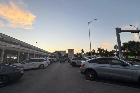 Propiedad comercial en venta en Miami, Florida № 1974002 - foto 22