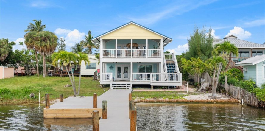House in Grant-Valkaria, Florida 3 bedrooms, 173.91 sq.m. № 1931955