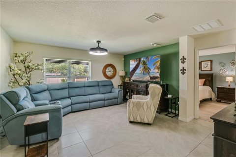 House in Wildwood, Florida 4 bedrooms, 168.71 sq.m. № 2196051 - photo 6