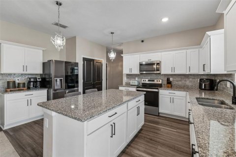 House in Ruskin, Florida 4 bedrooms, 240.52 sq.m. № 2120806 - photo 12