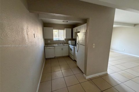 Снять в аренду кондоминиум в Помпано-Бич, Флорида 2 спальни, 83.61м2, № 2004714 - фото 2