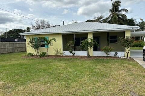 House in Stuart, Florida 2 bedrooms, 77.48 sq.m. № 1020100 - photo 1